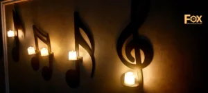 تفاصيل إضاءة LED في ديكور حائط موسيقي من DecorTec
